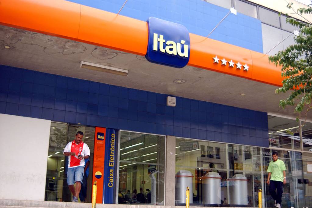 Itaú Unibanco suspende demissões e antecipa 13º salário de funcionários