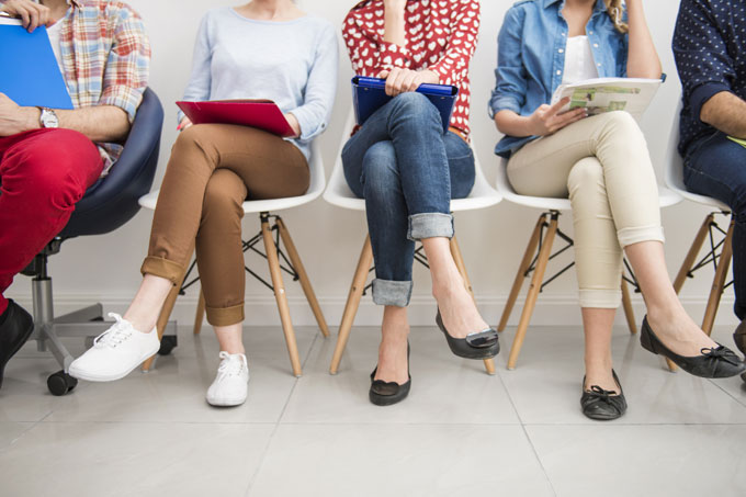 Jovens esperam por entrevista de emprego