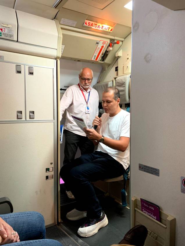 No treinamento de evacuação participam pilotos e comissários. Eles recebem um briefing de uma situação de emergência e precisam realizar todos os protocolos padrão de segurança até a retirada de todos os passageiros do avião dentro do tempo estipulado No treinamento de evacuação participam pilotos e comissários. Eles recebem um briefing de uma situação de emergência e precisam realizar todos os protocolos padrão de segurança até a retirada de todos os passageiros do avião dentro do tempo estipulado