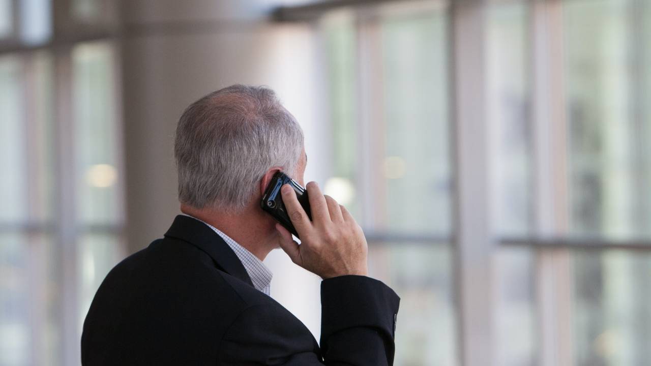 falando ao telefone