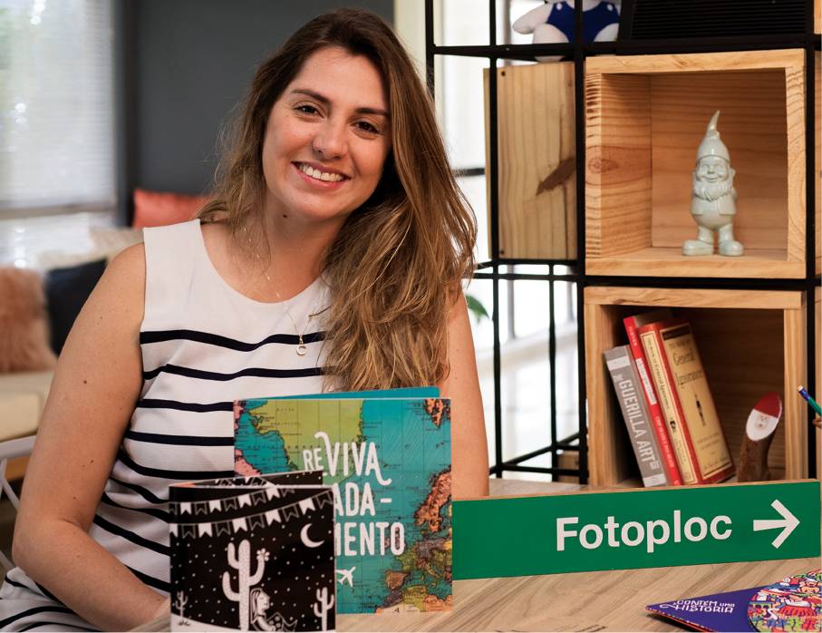 Empreendedora aposta no mercado de presentes com álbuns de figurinha personalizados