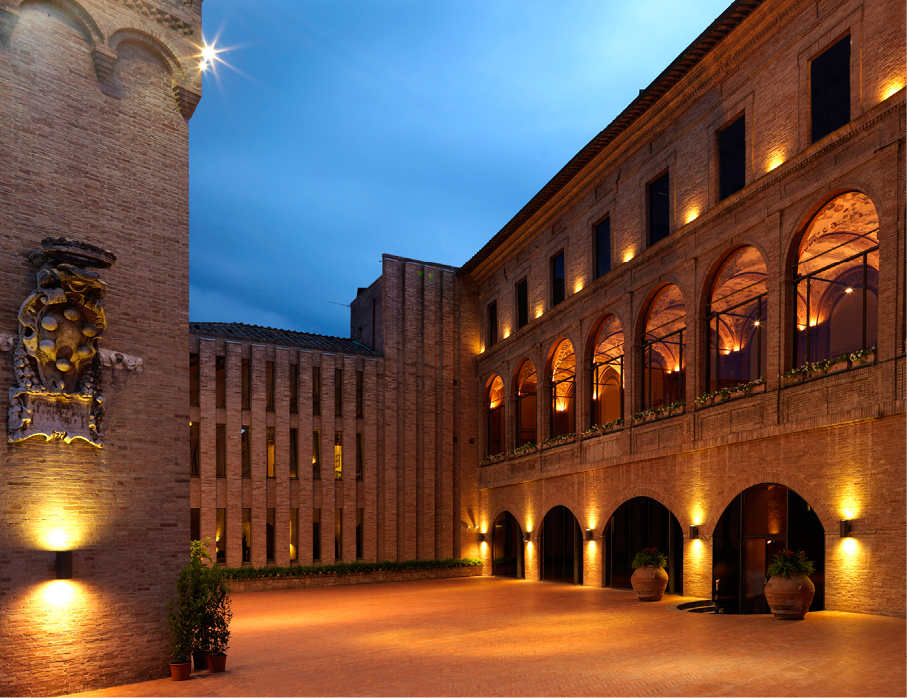 Banco Monte dei Paschi di Siena, com céu azul de fundo