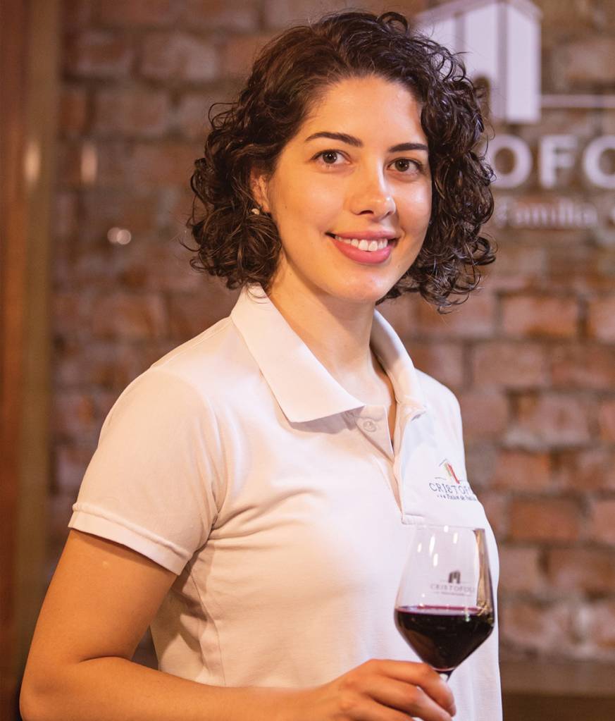 Mulher segurando uma taça de vinho