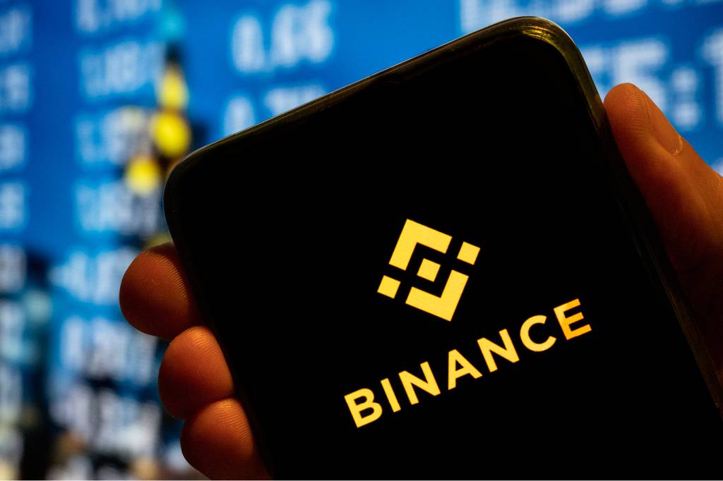 Binance tem saída de quase US$ 2 bi em 24 horas em meio a crise no mundo cripto