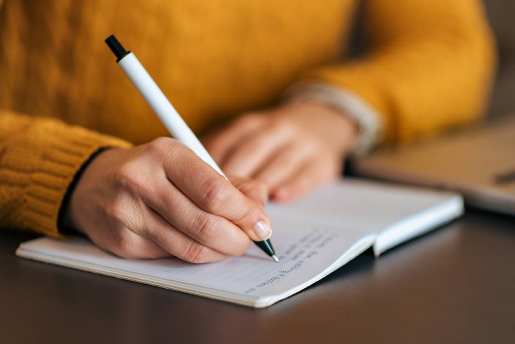 Anotar e ler mais no papel – e menos no celular e PC – pode ajudar sua carreira