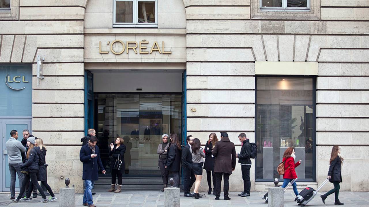 Pedestres passam por uma loja da L'Oreal SA em Paris, França, na terça-feira, 11 de fevereiro de 2014.