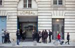Pedestres passam por uma loja da L'Oreal SA em Paris, França, na terça-feira, 11 de fevereiro de 2014.