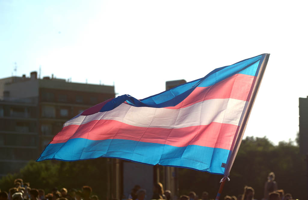 Bandeira transgênero na Parada do Orgulho LGBT em Valência, Espanha.