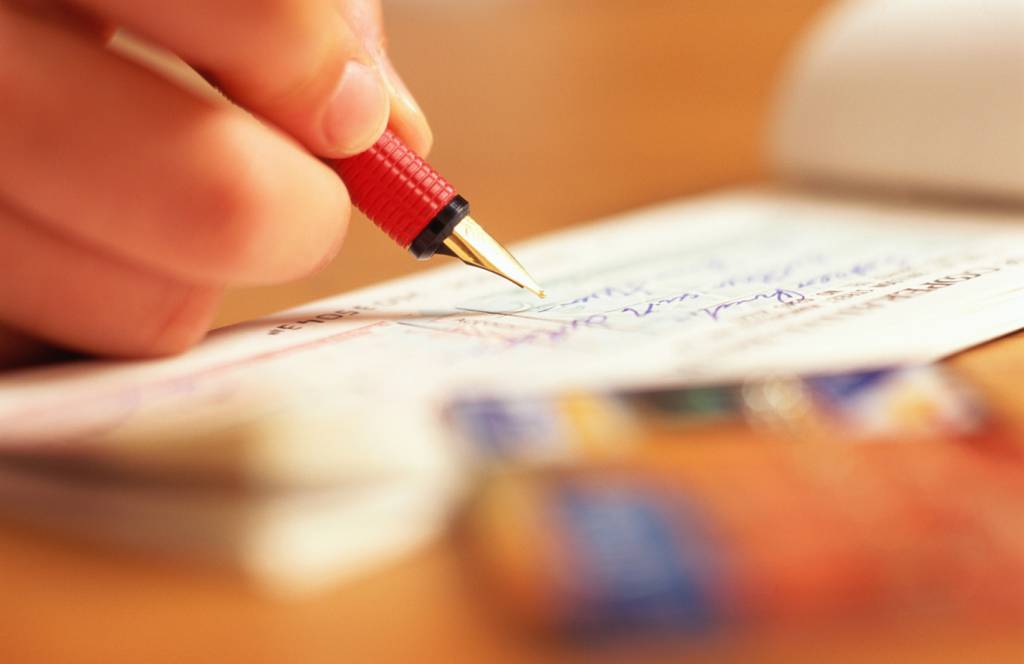 Quantas pessoas ainda usam cheque no Brasil?