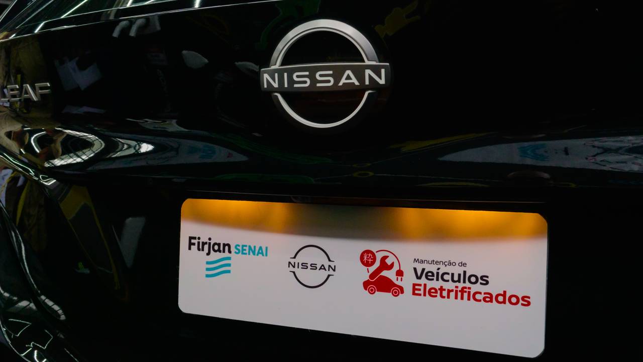 placa da nissan escrito "firjan senai" e "veiculos eletrificados"