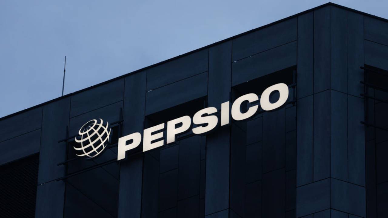 O logotipo da Pepsico no prédio de escritórios em Cracóvia, Polônia.