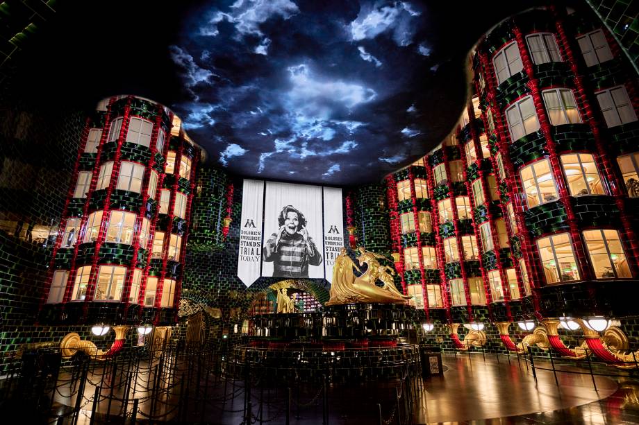 O Ministério da Magia, inspirado pelo filme Harry Potter, visto de noite O Ministério da Magia, inspirado pelo filme Harry Potter, visto de noite
