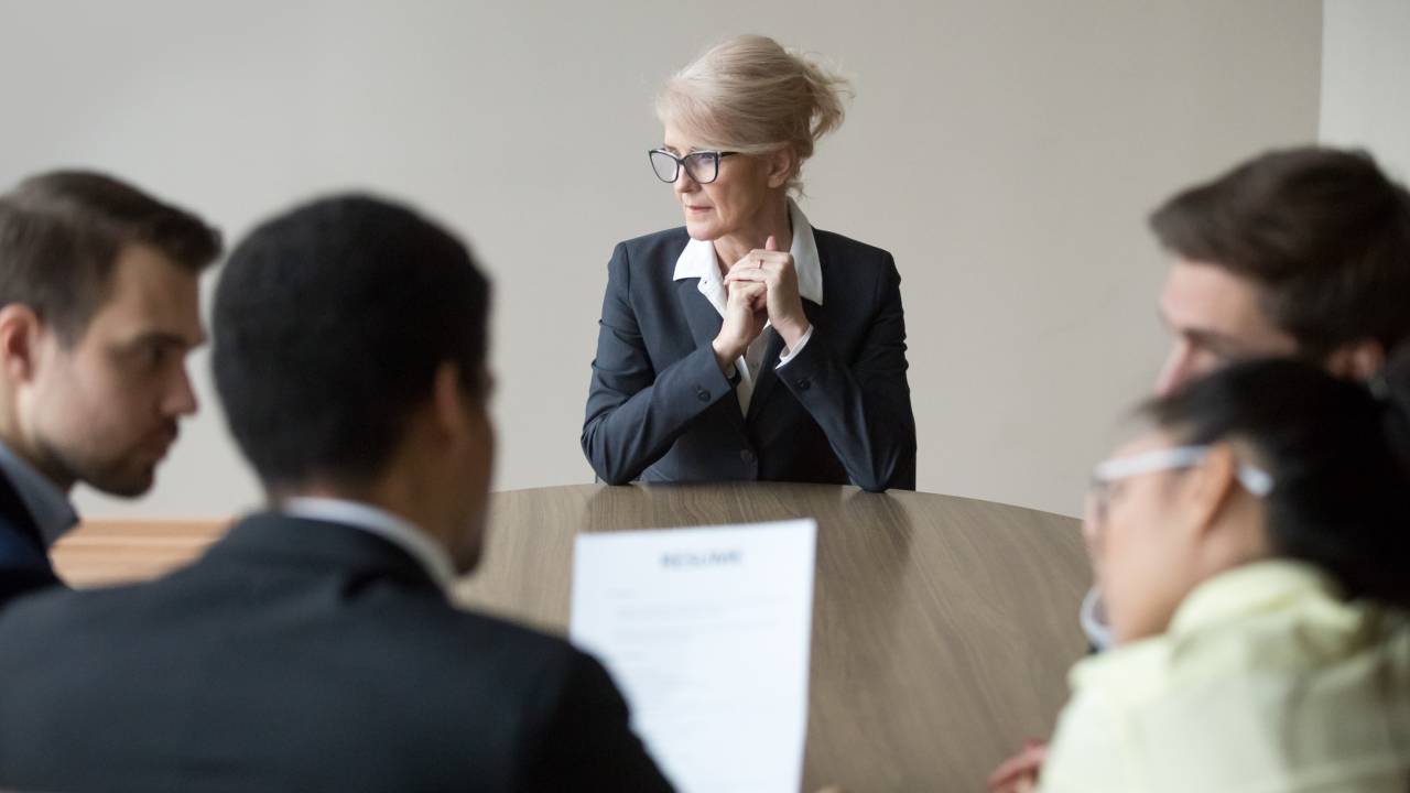 Mulher mais velha em entrevista de emprego.