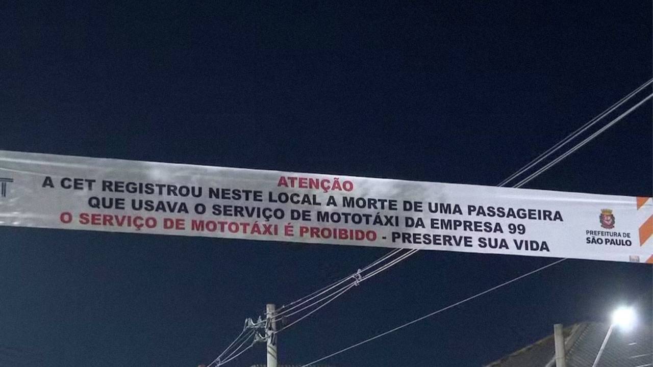 Faixa instalada por Ricardo Nunes (MDB) no local onde jovem que usava moto por aplicativo veio a óbito. São Paulo, 2025.