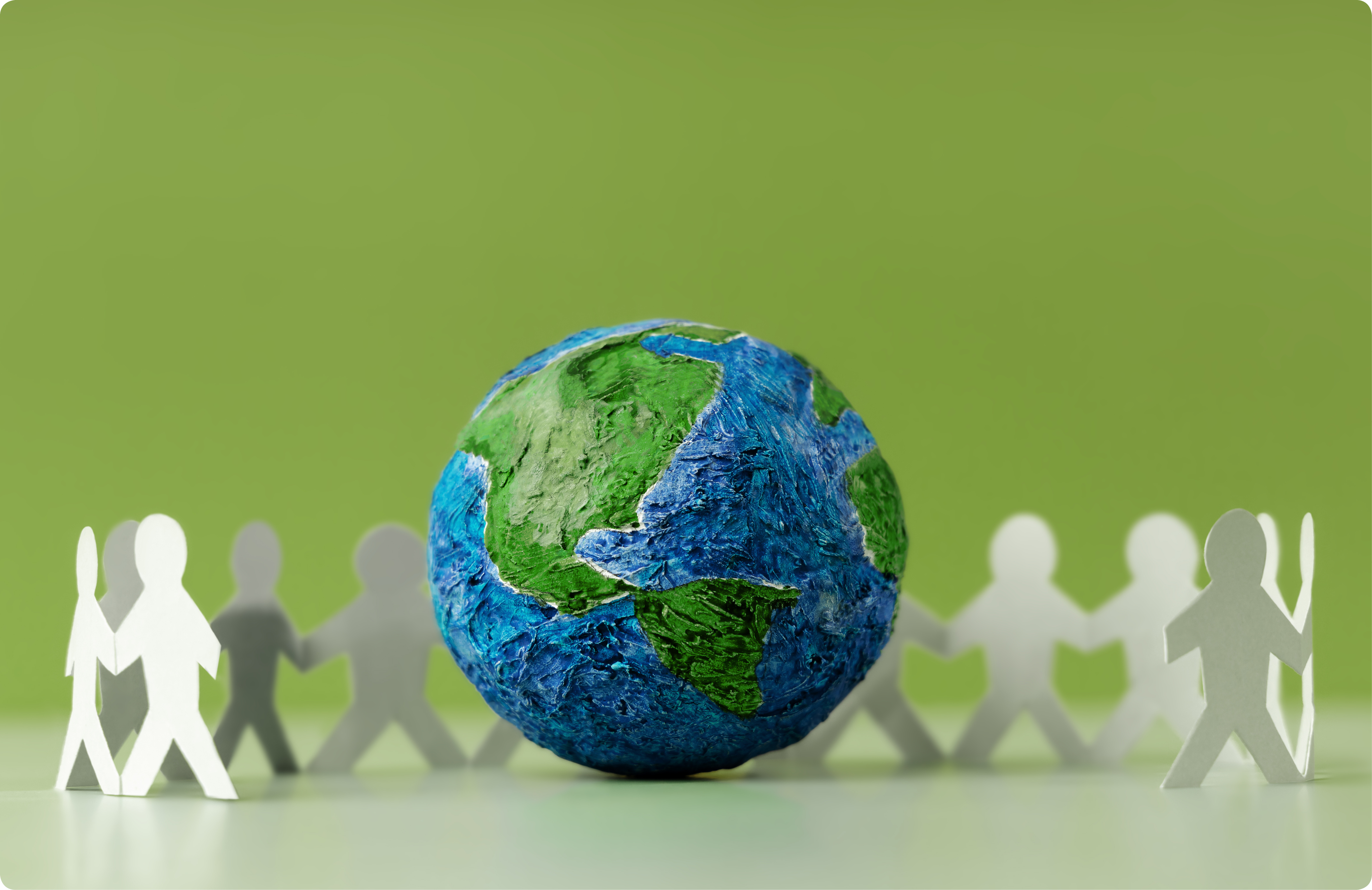 Recorte de Papel de bonecos em torno do planeta Terra