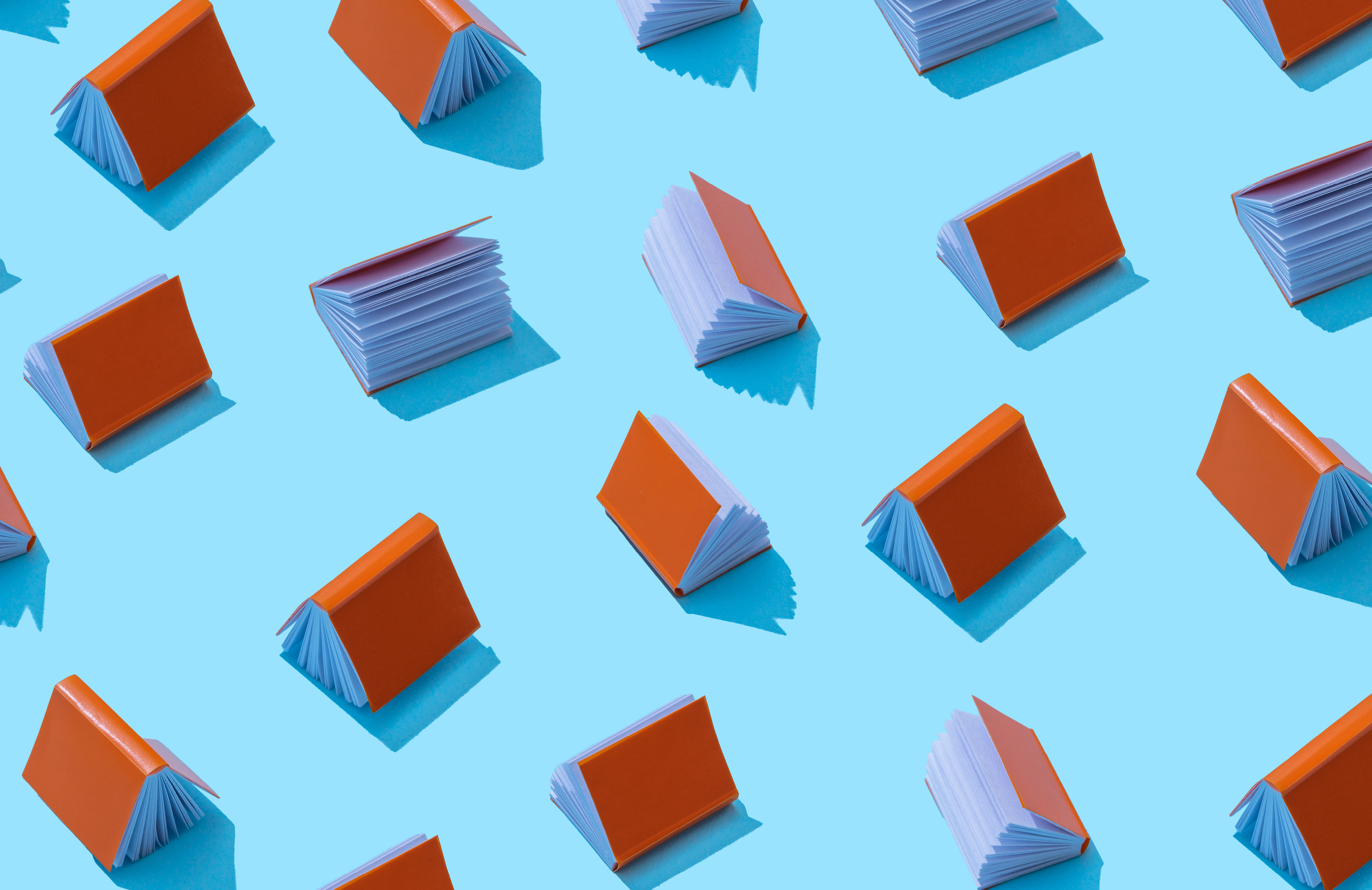 Padronagem com ilustrações dispersos em superfície azul.