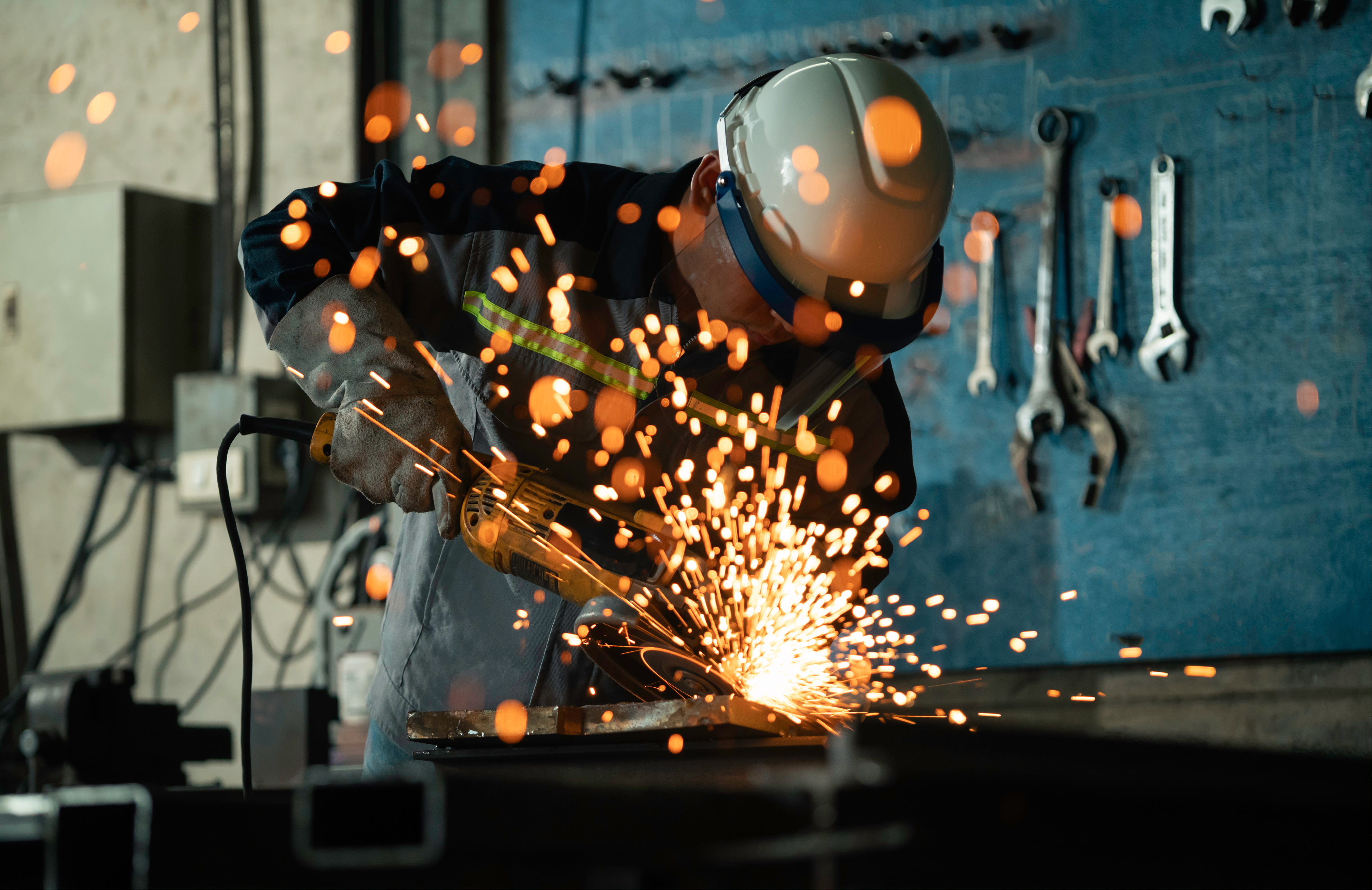 Fotografia de um homem em uma indústria.